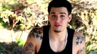 Un chico joven masturbando su pene