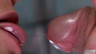 Dos homosexuales sodomizándose con mucho placer