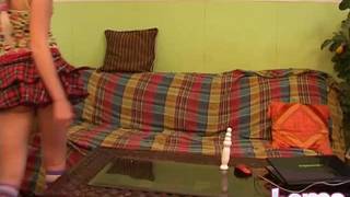 Ella juega con su dildo favorito en la sal