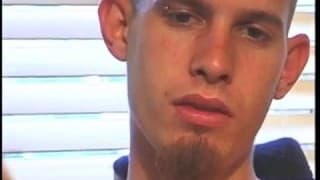 Un hombre gay le lame los pies a su amigo