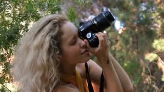 Una fotógrafa disfrutando en la naturaleza