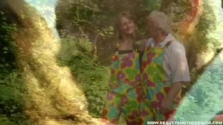 Aventura entre una adolescente juguetona y un anciano