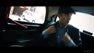 Danny D follando en el sofá