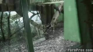 Esta chica necesita una polla penetrando su coño