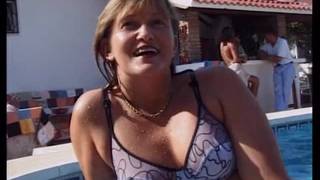 Brandy se aclienta con dos hombres