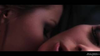 Kathy Moore y Cindy Hope en un momento de placer femenino