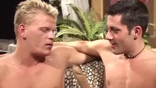 Sesión entre gays con un rubio y un moreno