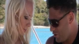 Carla Cox será follada en un barco Carla Cox será follada en un barco
