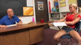 Crista Moore- Colegiala cachonda de tetas grandes