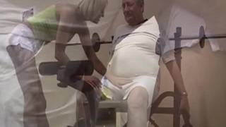 Martine juega con el pene de un viejo