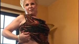 Una rubia madura que quiere un momento de sexo