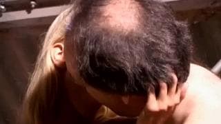 Un hombre maduro para complacer a una jovencita tragadora