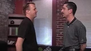 Un grupo de amigos gays follando juntos en la sala