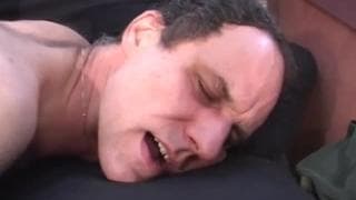 Placer anal para un militar gay