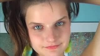 Una muchacha hermosa que sabe tocarse con suavidad