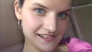 Ella adora que la graben cuando se masturba con su dildo