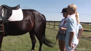 Blond Cat y Yasmine Gold follando muy cerca del establo