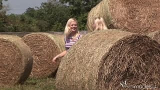 Blond Cat y Yasmine Gold tocándose en el campo