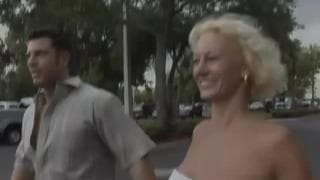 Una rubia madura disfrutando del sexo con su macho