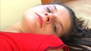 Una morena bella nos distrae con su masturbación femenina