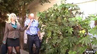 Alura Jenson es una milf sexy que se folla a su empleado