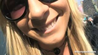 Angelina Love chupando polla al aire libre