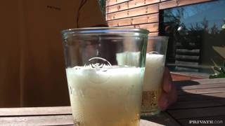 Ivana Sugar follada luego de bailar al borde de la piscina