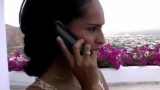 Eulanie le calienta el pene a un turista