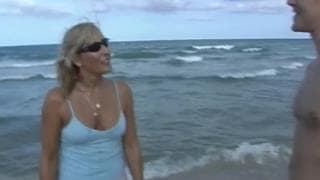 Maxine conoce a un chico en la playa y lo seduce