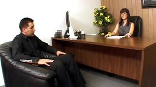 Carrie Ann quiere follar en su oficina