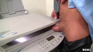 Leena Sky es una Milf mandona que adora ser cogida