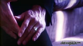 Donna Bell en una escena seductora durante un trío