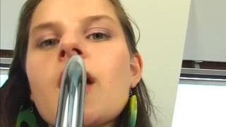 Carolina siente unas ricas cosquillas en su coño