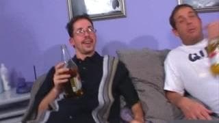 Esta babysitter llama a sus amigos para follar