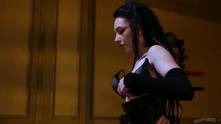 Ella está vestido como ua guerrero y quiere follar