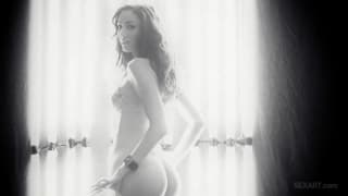 Anjelica Sage muestra toda su sensualidad