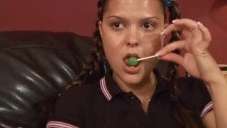 Esta morena joven forma un trío con sus amigos