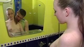 Una morena joven follada por todo el baño