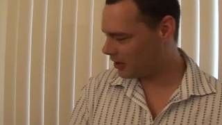 Kat Kleevage follasa por su propio empleado