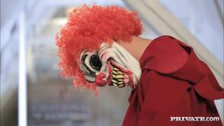 Todos quieren cogerse a Barra Brass en la fiesta