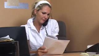 Heidi Brooks es una jefa joven y muy sexy