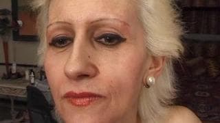 La abuela se afeita el coño en este gangbang