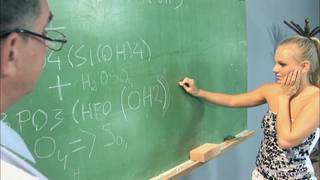 Barbie White está enamorada de su viejo profesor