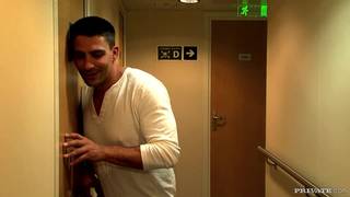 Donna Bell se mama la polla de este macho excitado