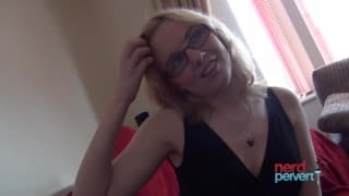 Jessica Lo le chupa la polla a este nerd