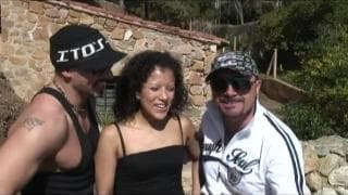 Estos chicos aprovechan para follar con esta mujer