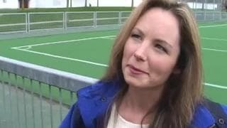 Una escena de sexo caliente en la sala de estar