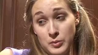 Esta chica inocente será follada al lado del ataúd