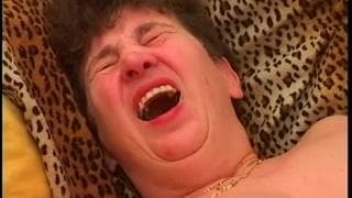 Ludmila es una abuela que quiere sentir un orgasmo