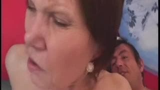 Una morena madura masturbándose antes de follar